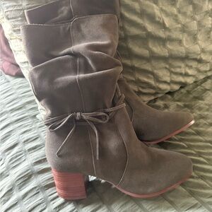 Elegant Olive Green Heeled Boots